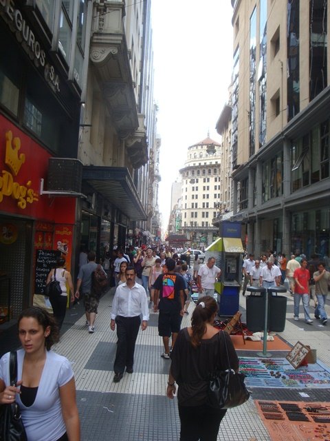 000 Buenos Aires , veel mensen , veel winkels .