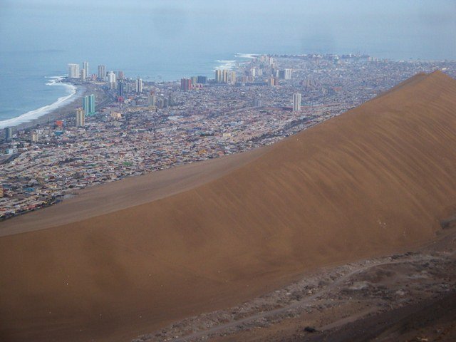 090 Iquique grote stad gepropt tussen de grote oceaan en de grote zandberg