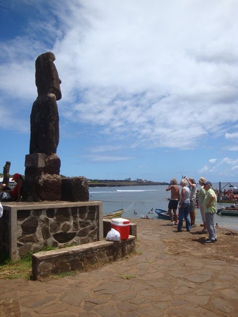 018 in de haven zien we gelijk één van die enorm grote Moai beelden.