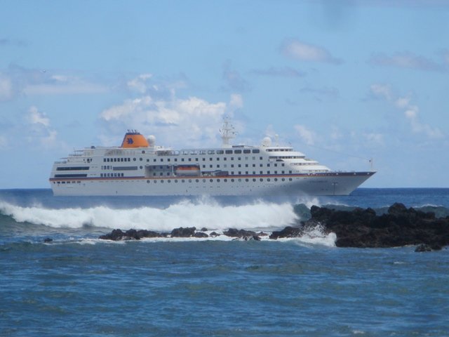 (1) Er ligt vanmorgen zelfs een cruise boot voor het eiland.