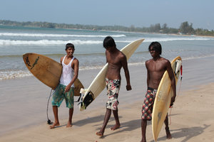 Sri Lanken surfers at the beach