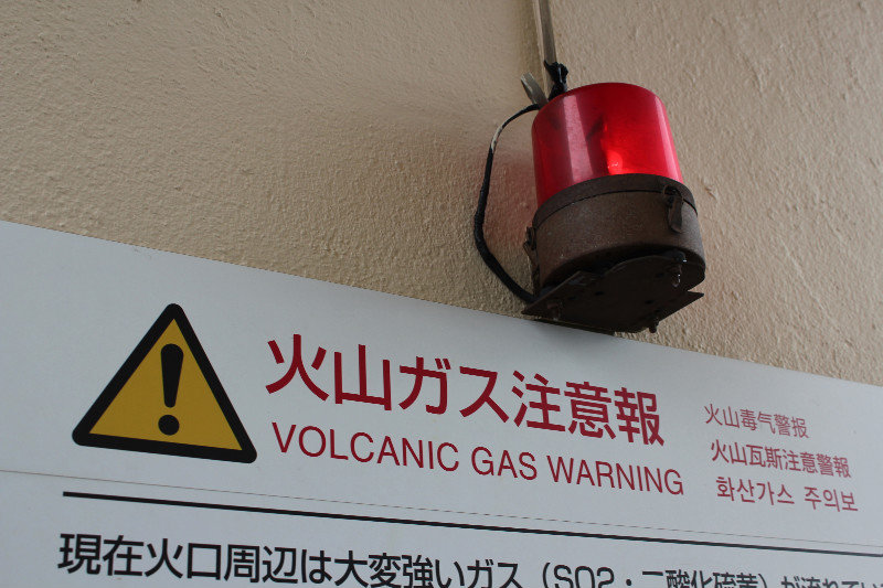 Warning for toxic gasses at Aso San vulkaan