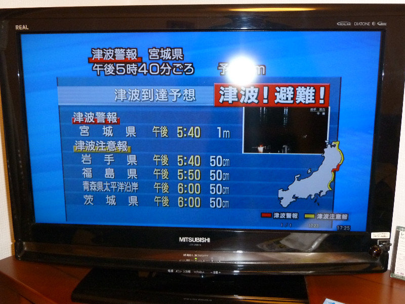 44.Tsunami waarschuwing op tv.