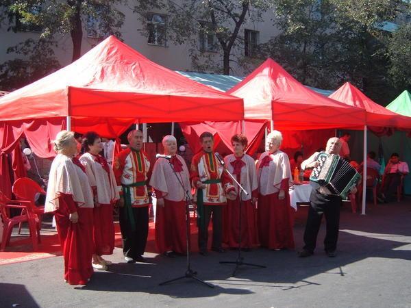 Kazakhstan! Market scene - local singers