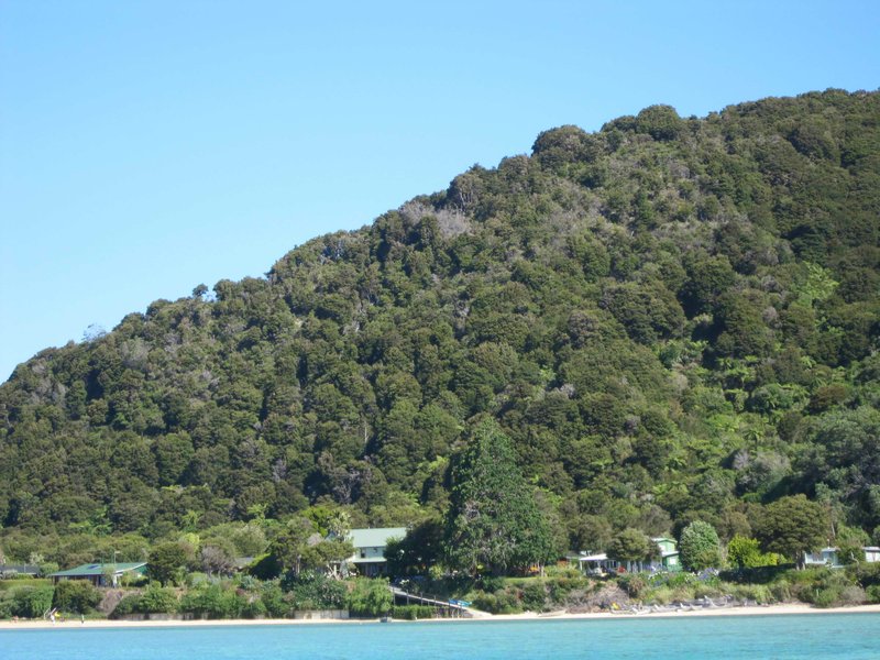 Lodge 1 - with sloping ramp to beach