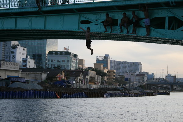Gadebørn der hopper fra bro