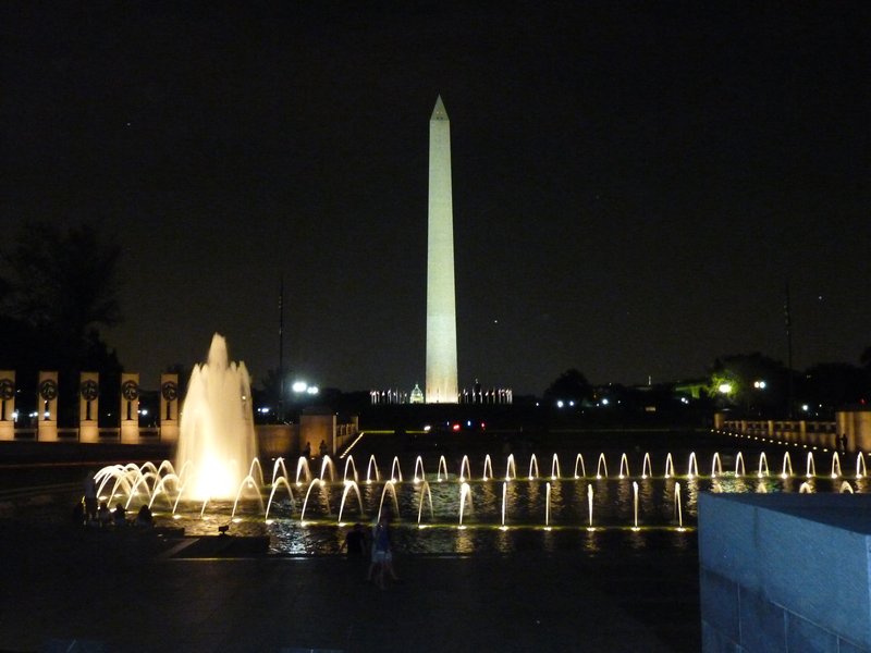 WW2 Memorial and the Washington Monument on the Illuminations Tour