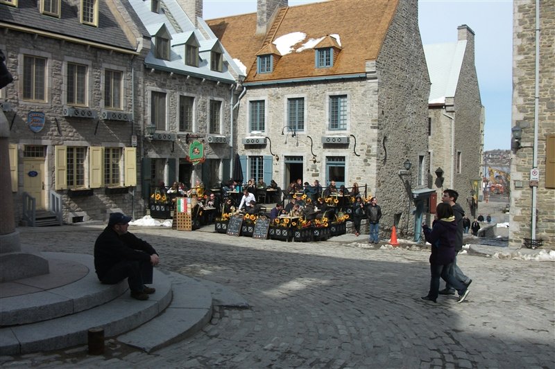outdoor cafe in Place Royale