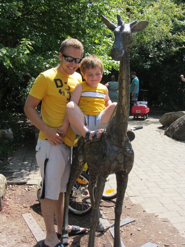 Marc and Etienne with the giraffe scuplture