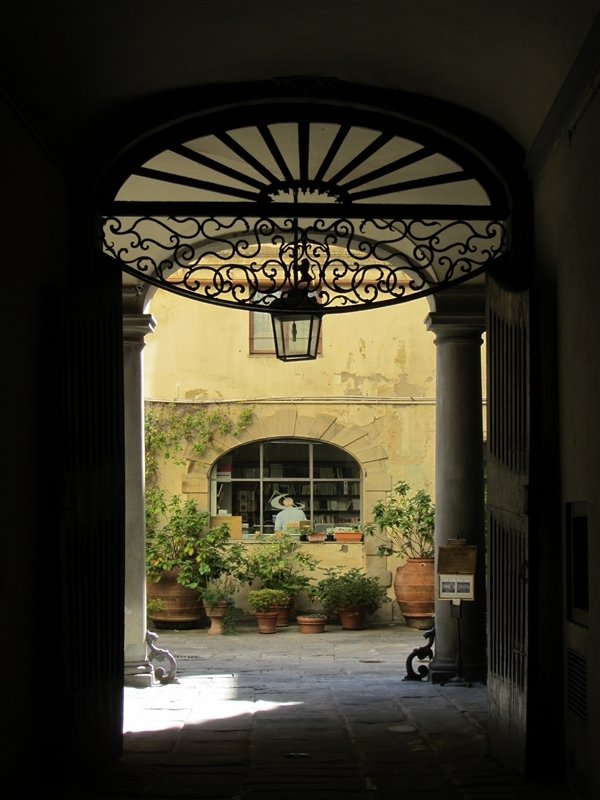 view into a neat inner courtyard down one of the Florence streets