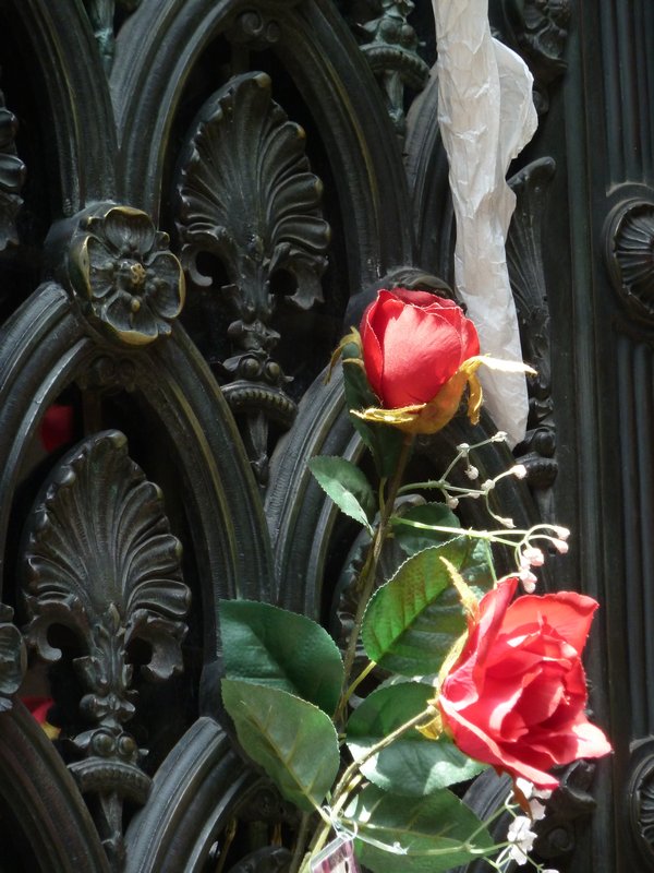 Evitas grave with fresh roses
