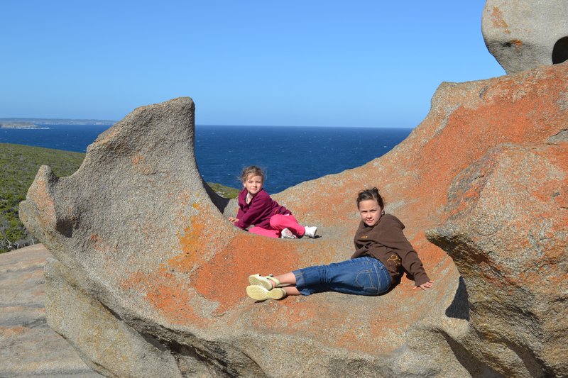 Unsere Damen ruhen sich aus auf den Remarkable Rocks / The ladies relax on the remarkable rocks