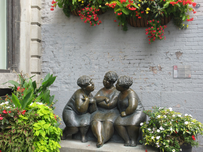 Statue on Rue Saint Paul Est