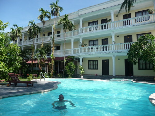 Hotel & Swimiing pool