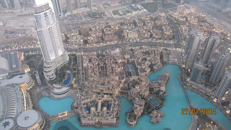 View if Dubai Mall and lake from the Top