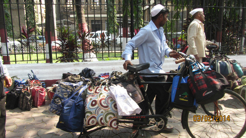 Dabbawallahas - Delivering the lunches (2)
