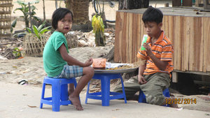 children having lunch on the platform