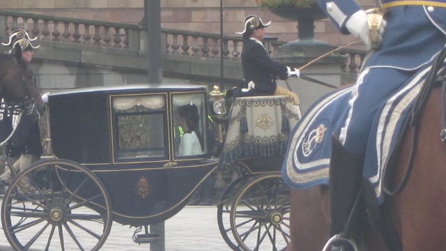 The Kings Carriage entering into the Parliament Building