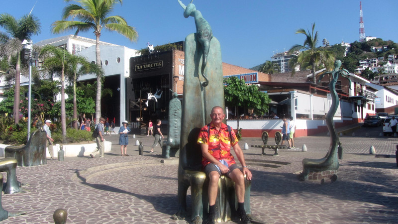 Chris with one of the statues along the Malecon