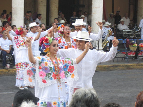 Dancing in Plaza Grande