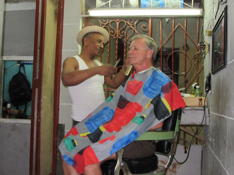 Time for a haircut in La Habana