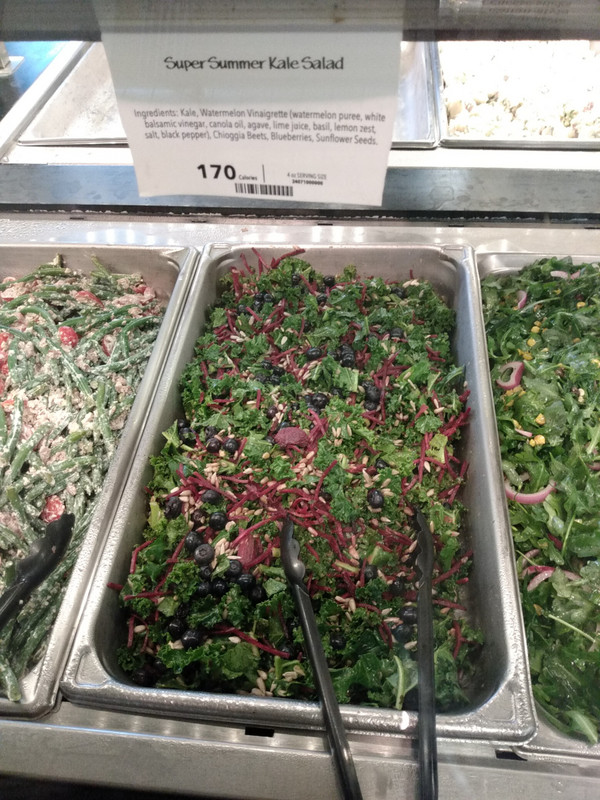 Salade de kale avec betteraves et bleuets