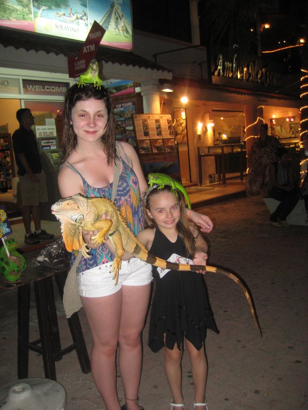 Kels & Ava with iguanas (on Ava's head)