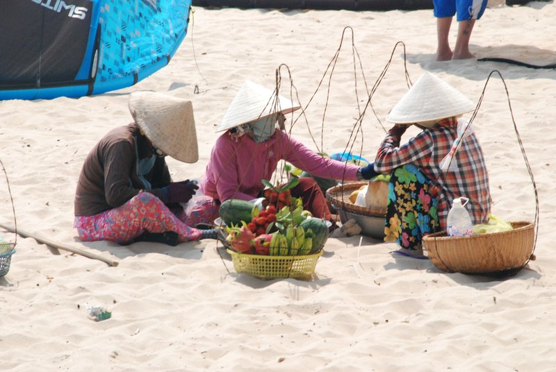 Vendeuses de fruits sur la plage de Mui Ne
