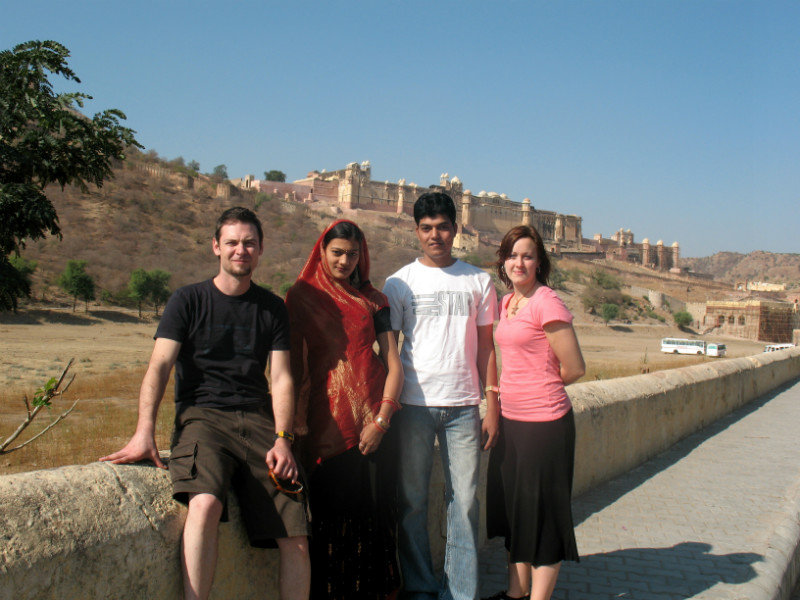 Se faire photographier avec des inconnus devant le Palais de Jaipur