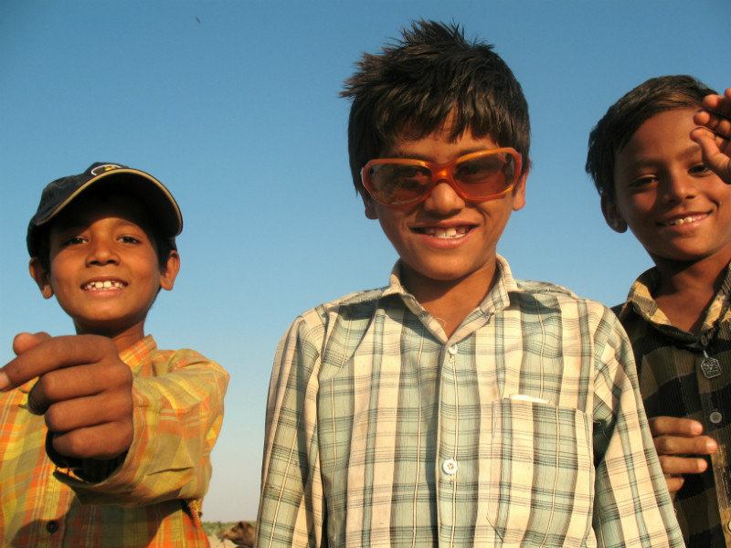 Gamins dans le désert de Thar... avec mes lunettes et ma casquette!