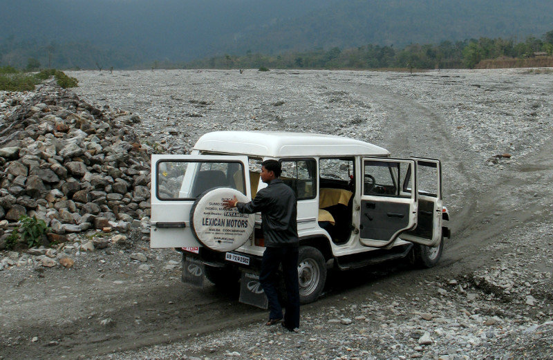 Jeep sur le bord de la rivière asséchée