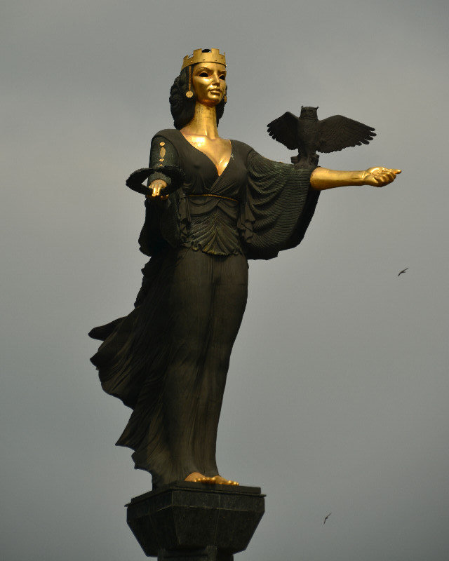 Enlever la Statue de Lénine.... et y mettre une Sofia en or