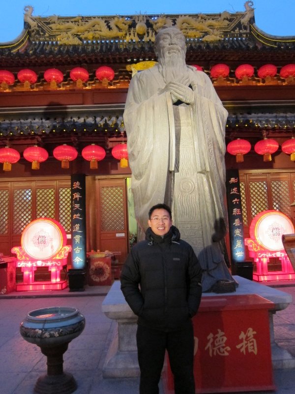 Pete and a statue of Confucius