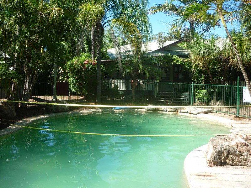 swimming pool and volleybal net Nomads hostel Hervey Bay