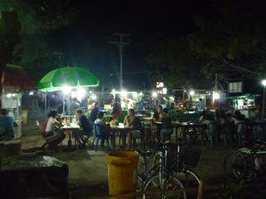 people eating on the market Gili Trawangan