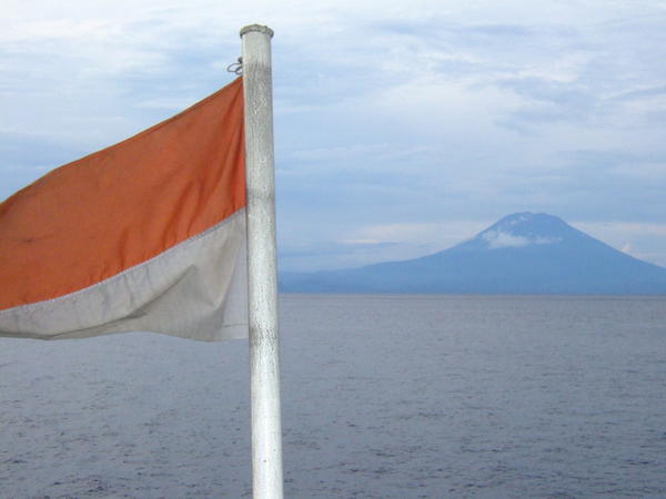 flag and bali's gunung agung