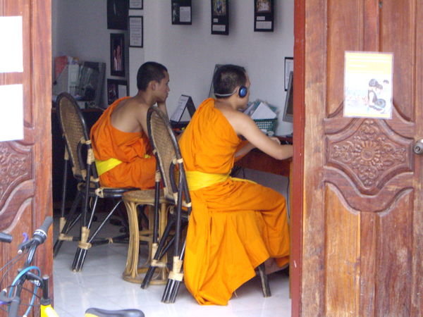 Young monks learning to use the internet