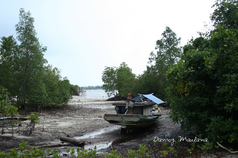 Abandon boat on Rengit island