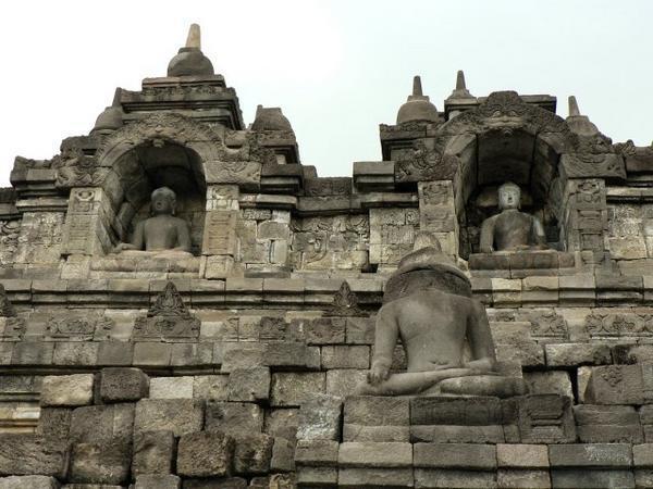 Buddhas niches