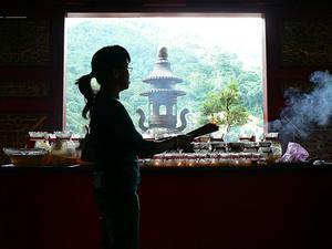 Lady praying in the Kek Lok Si Temple