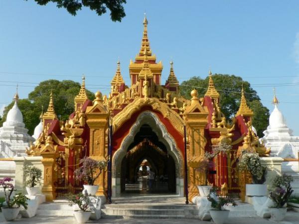 Entrance to the Kuthodaw Pagoda