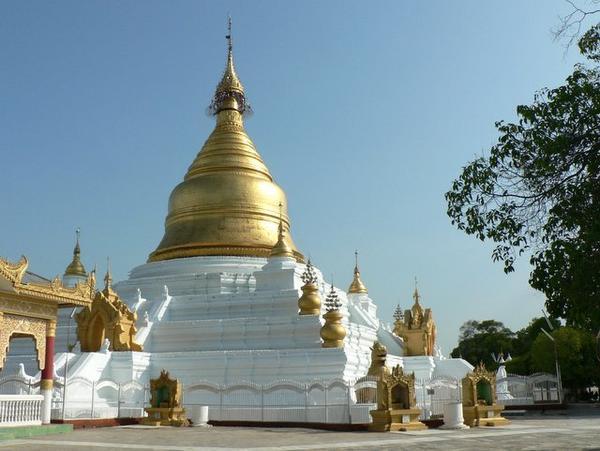 Stupa inside the Kuthodaw Paya