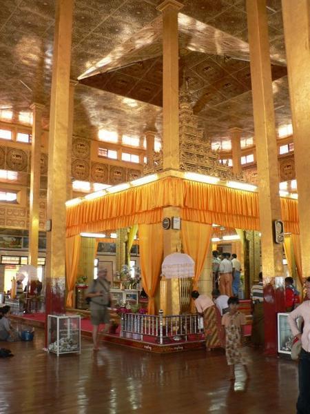Interior of the Phaung daw U Pagoda