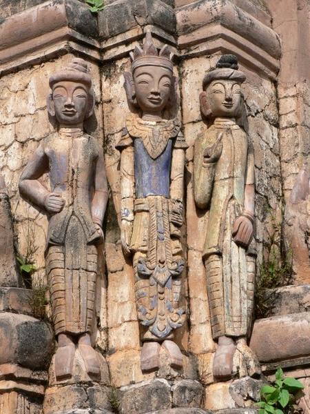 3 statues in Kakku