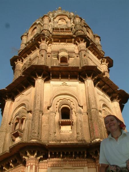 Klaudia in front of the main tower of the Lakshmi Temple