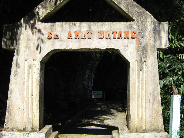welcome arch at the cave itself (it's supposed to say selamat datang)