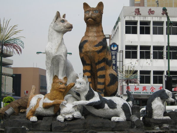 cat statue in Kuching | Photo