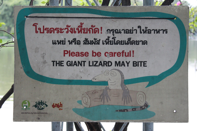 warning sign at Dusit Zoo, for anyone who wants to try patting the wild monitors! 