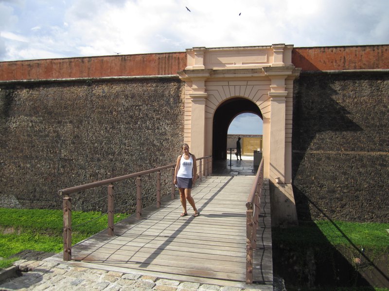 At the entrance to the Forte do Castelo