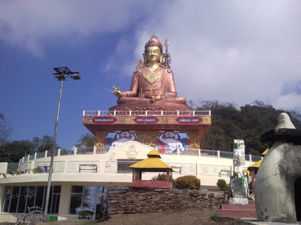 Buda en Sikkim con vistas del Himalaya